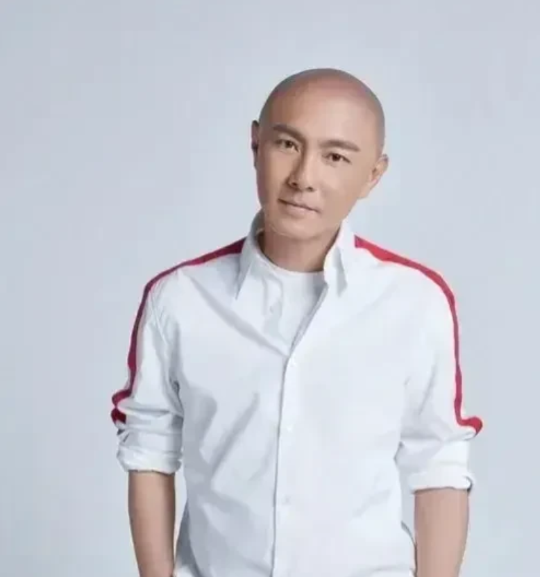 演员张卫健说：刚入行时，任达华建议我，有钱了不要做生意，去买房，我听了他的话，买