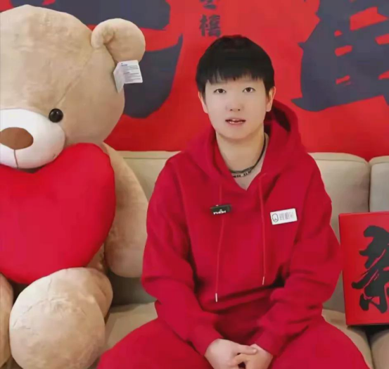 今晚，看莎莎打韩国削球手徐孝元，莎莎好像变了。感觉她现在像个大力士，以前精细的技