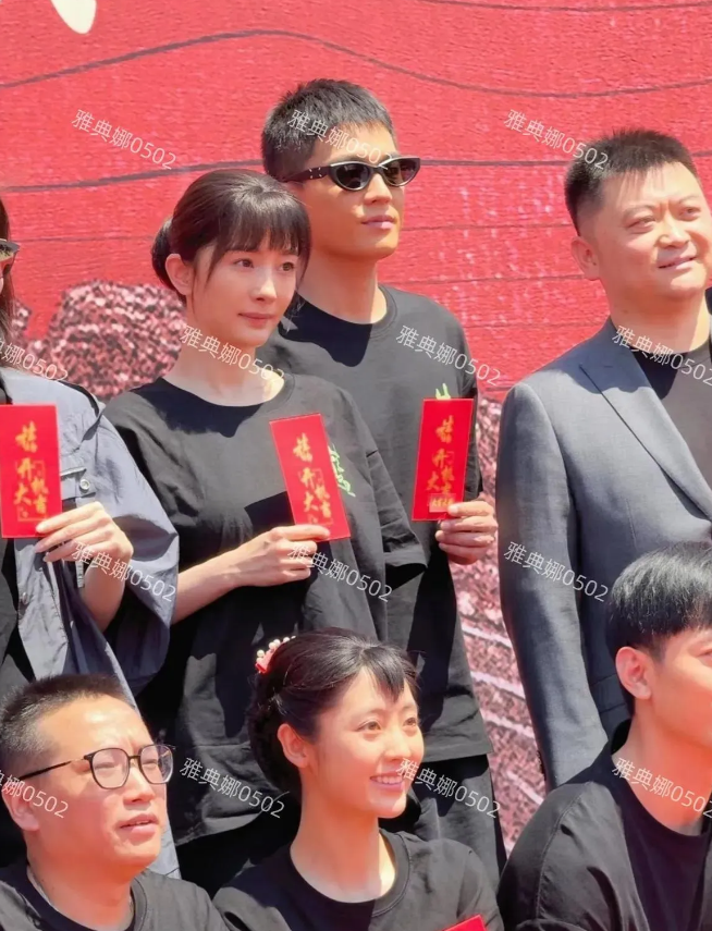 杨幂新剧《万物生》在山东开机了，这次她开始挑战农村形象了，颜值暴跌的杨幂真的很着