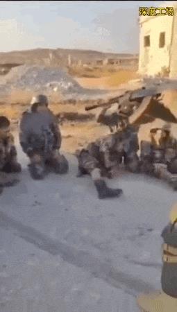 投降的叙利亚士兵被成排集体枪杀，叙叛军不要俘虏，叙利亚军队投降就是死。叙利亚军队