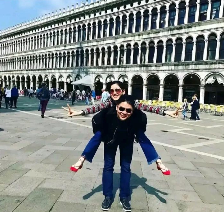 刘强东是真的会玩! 一婚老婆叫龚小京，公司名字就叫“京东”，二婚老婆叫章泽天，新
