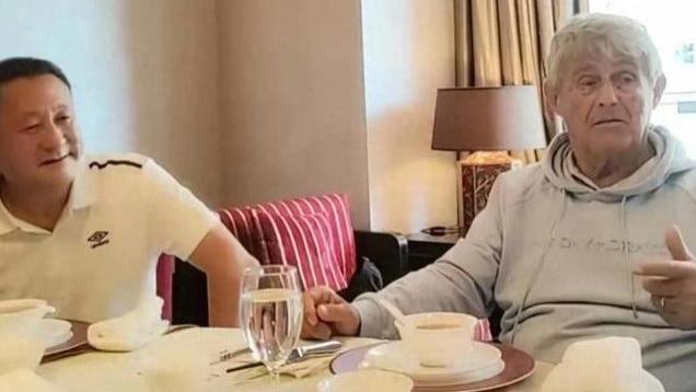主持人刘建宏在家宴请80岁米卢，豪宅宽敞大气，李响罕见现身！
