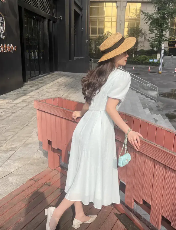 我们学校调来一位名师，并且还担任了我们学校主管教学的副校长。据说她30多岁就评了
