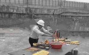 在「生桩村」，每年都要出一对童男童女去打生桩，今年轮到我最亲的妹妹被卖……