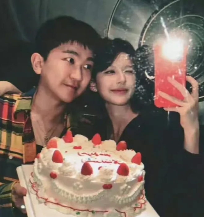 和张大大关系好的这几位女艺人，应该都知道，张大大的品行吧。

为什么还要和他在一