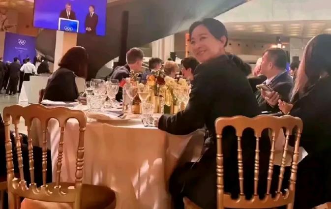 巴黎奥运卢浮宫的晚宴八个没想到

第一，贾玲被邀请参加晚宴，这事儿确实挺出乎意料