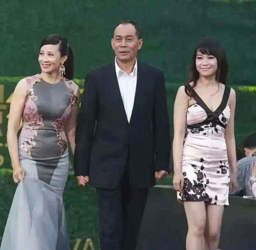 昔日，张光北一家三口出席活动，老婆、女儿颜值不输明星，镜头下的张光北西装革履，身