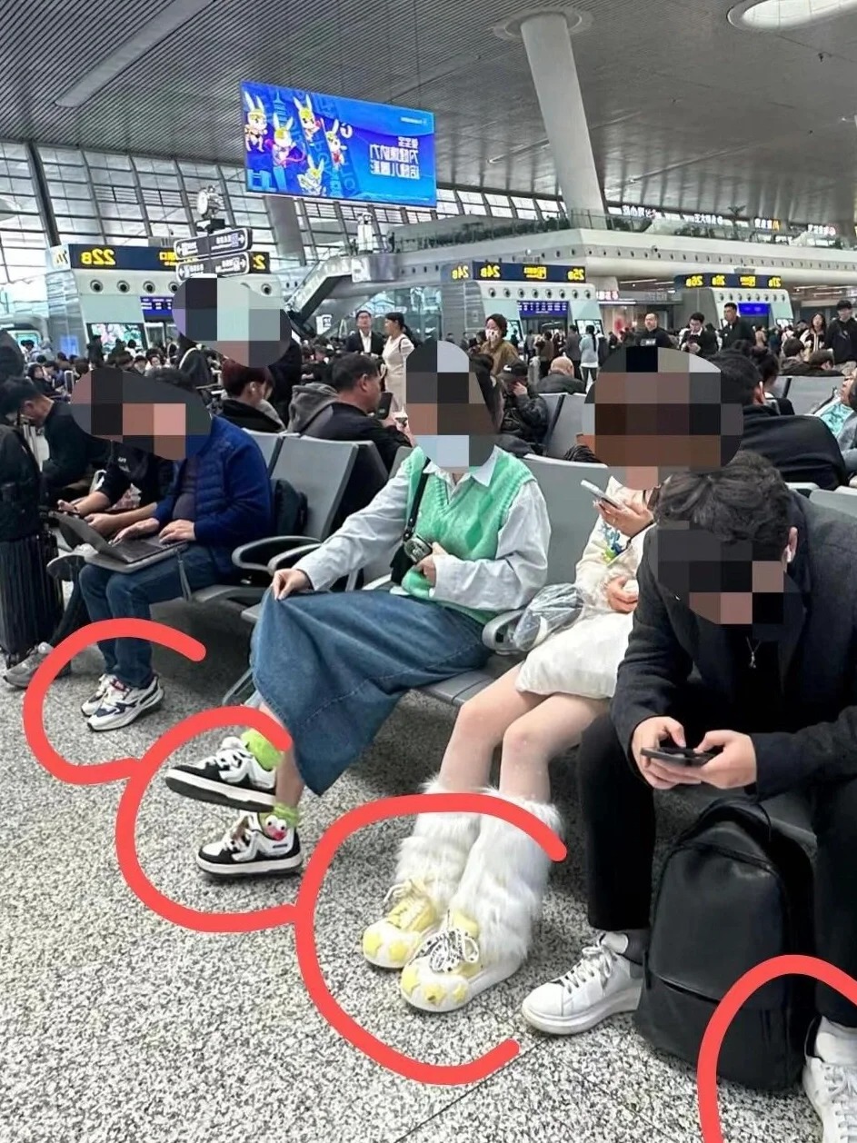 感觉现在大部分人都很少穿耐克阿迪了
怎么回事，忽然发现现在身边很少穿大牌鞋子的，