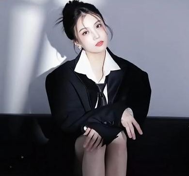 辽宁男篮球员赵继伟妻子晒出自己的美照，她配文写到：“内心充盈，平和自在，按照自己