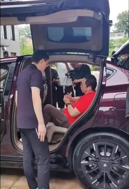 周鸿祎马失前蹄。近日周鸿祎在体验广汽埃安旗下昊铂车型时，工作人员称该车型的剪刀门