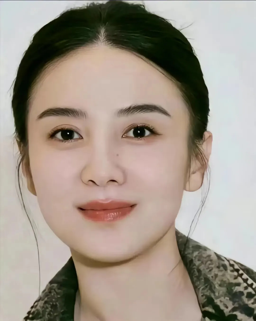 太好了，是这两位合作，我们有救了

宋佳，1980年，45岁，32岁获得金鹰和白