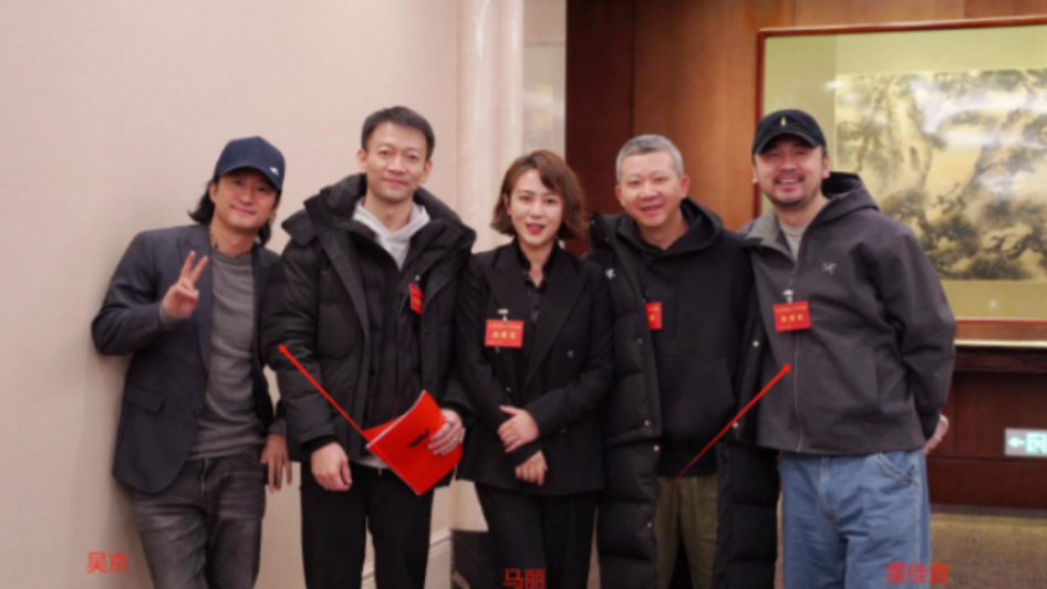 马丽现身新闻联播，网友们炸开了锅，大合照中居然是C位！2025年1月4日，马丽、