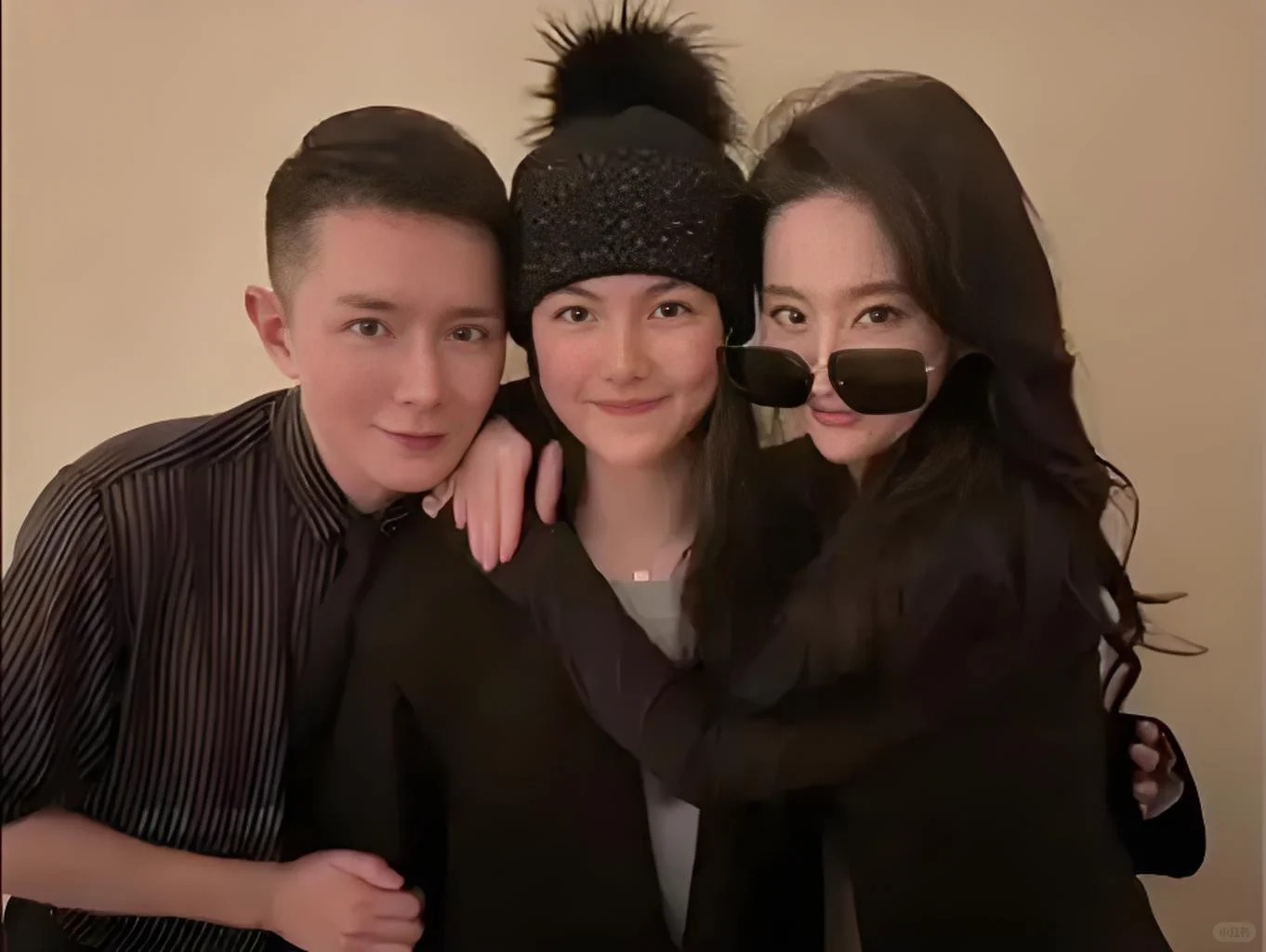 跨界盛宴！刘亦菲李现等同框闪耀
近日，一张惊艳众人的合照在网络上掀起热潮。刘亦菲