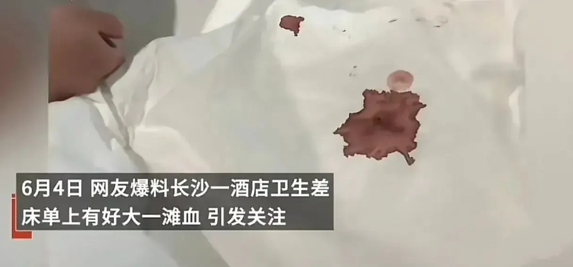 湖南长沙，一女子和男友入住酒店后，男友在客房内向女子进行了求婚，随后二人愉快的度