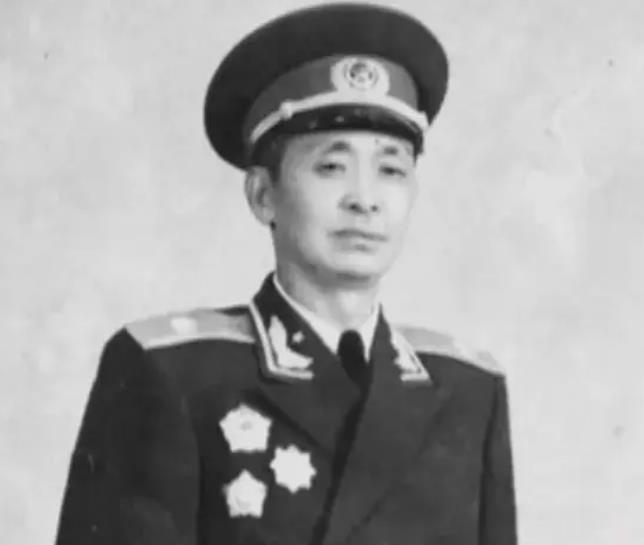 1957年，一封令人意外的请辞信悄然递到了中央的案头。甘祖昌，开国少将，突然决定