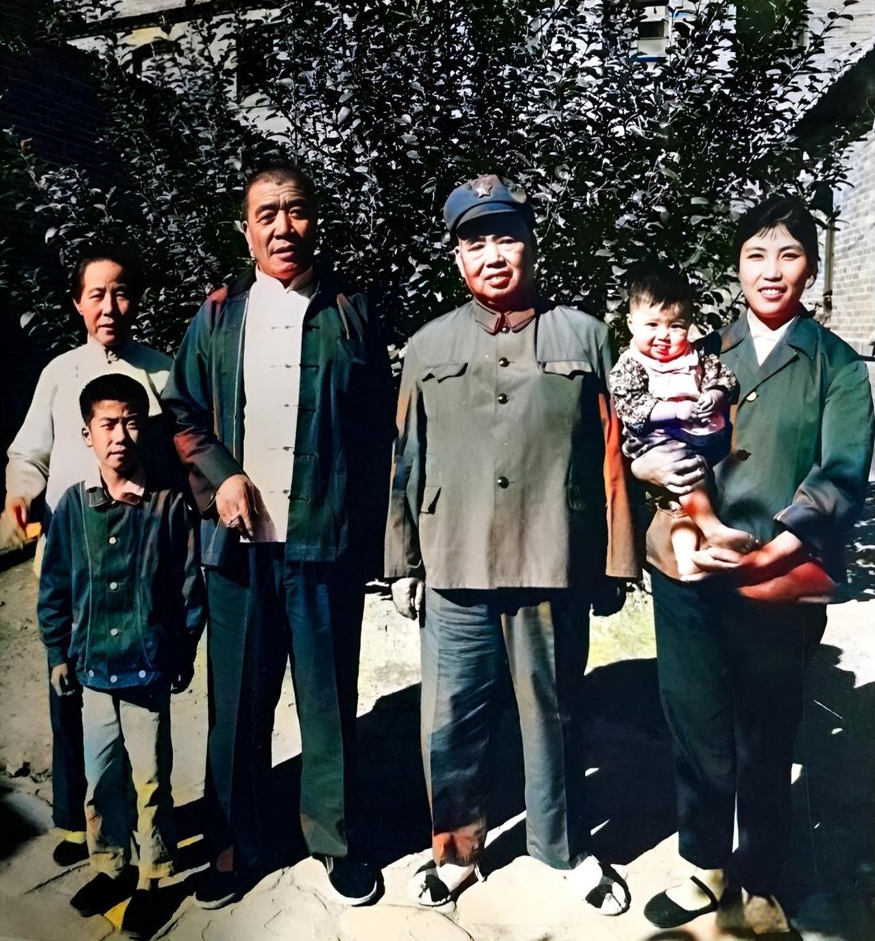 这是陈永贵与许世友将军在一起的一张珍贵照片。许世友是一位从革命军旅中走出来的将军