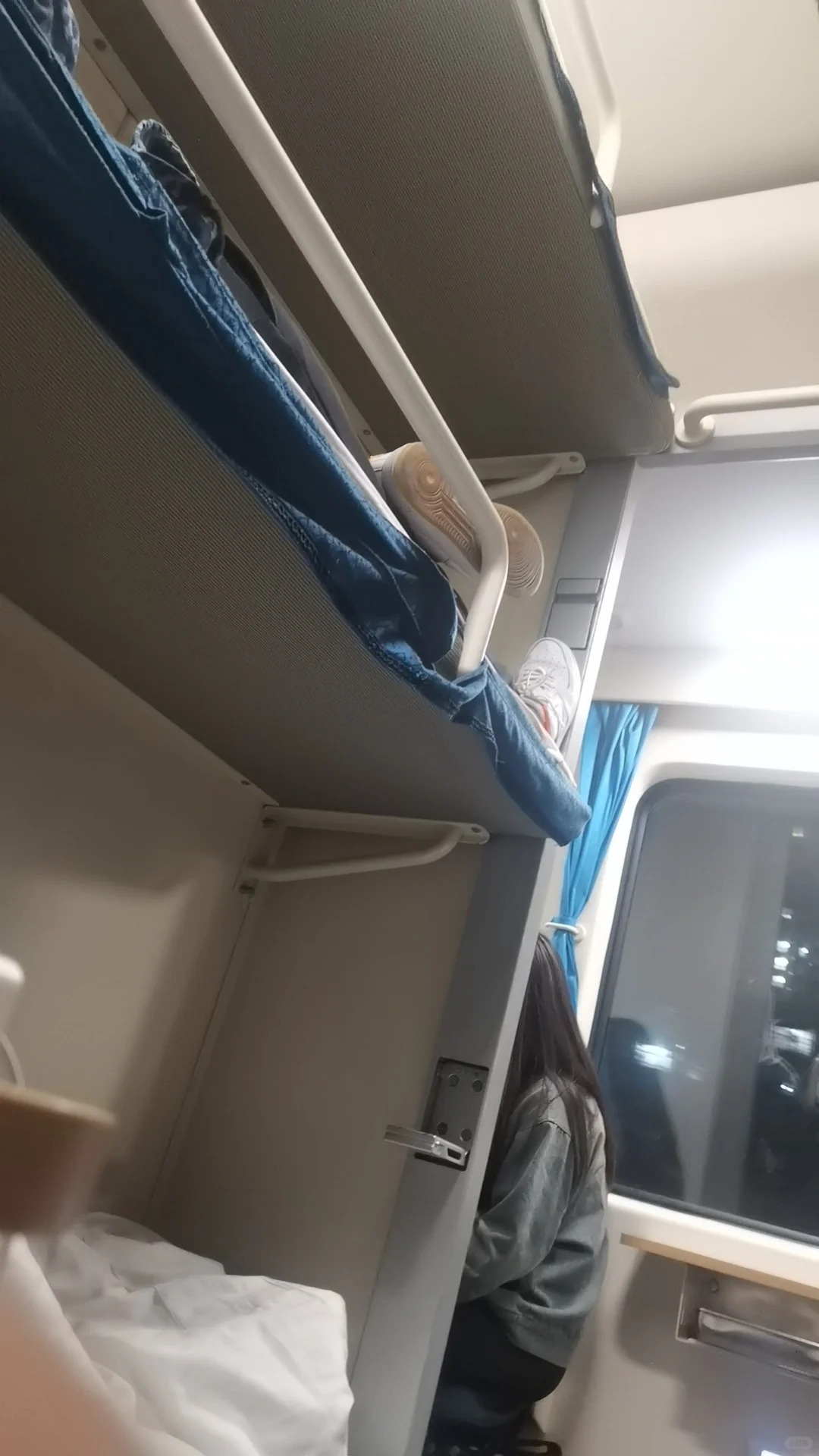 666活久见
一对情侣，男的上床不脱鞋，女的不穿袜子哈哈哈哈哈哈我请问呢哈哈哈哈
