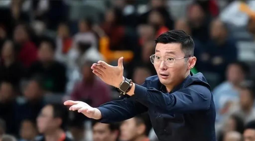 用实力说话，刘炜在场边骂于德豪，“让SB”投，于德豪向裁判投诉，裁判根本不管，于