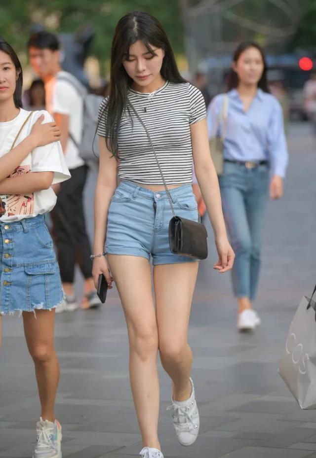 用衣服来提升形象的女生