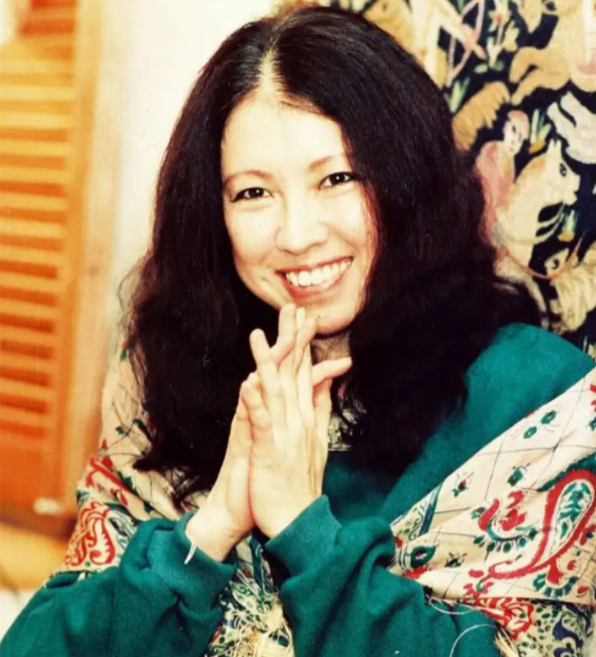 1990年，47岁的三毛在离开乌鲁木齐前，死死抱住年近80的王洛宾，哭的梨花带雨