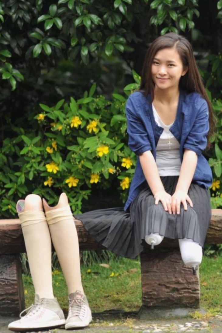 2008年四川地震，廖智失去双腿，本就出轨的丈夫趁机与她离婚。没多久，廖智成功逆