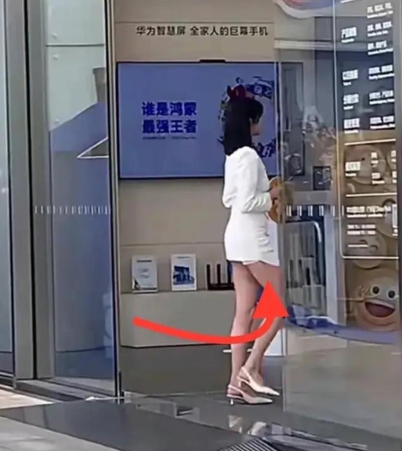 关晓彤裙摆太短露底裤！难怪她的活动造型遭吐槽，原来腿长也有腿长的烦恼！
怎么说呢