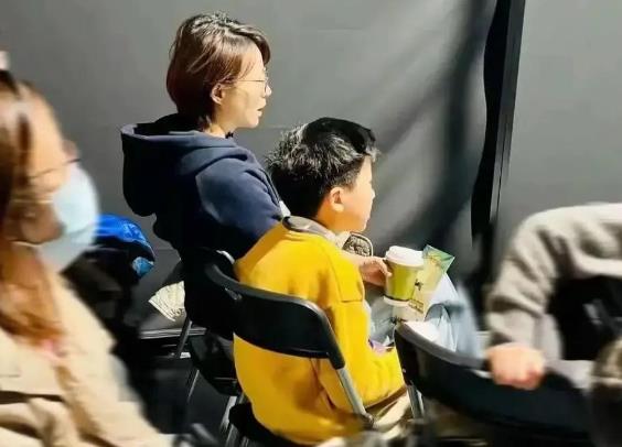 董卿曾是央视王牌主持人，凭借卓越才华和优雅气质深受观众喜爱。近日她带儿子参加活动