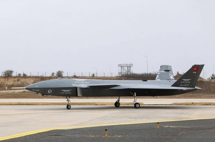 虽然俄罗斯的苏-57、美国的F-35两款王牌隐身战斗机都去了印度家里，但是人家印