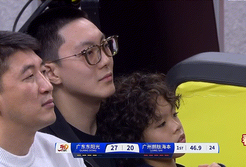 生活不易，小胡带娃！胡明轩因为受伤打不了，帮忙照顾朱总的儿子朱古力！

胡明轩遭