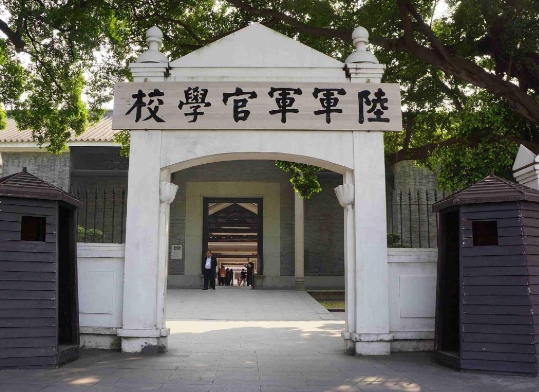 1924年春，宋时轮与左权怀揣梦想，结伴南下广州，志在报考黄埔军校。然而，路费短