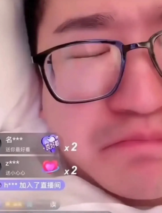别哭了张大大，我们永远不相信你！
今天看到张大大直播躺着哭，网友都快笑死了。他演