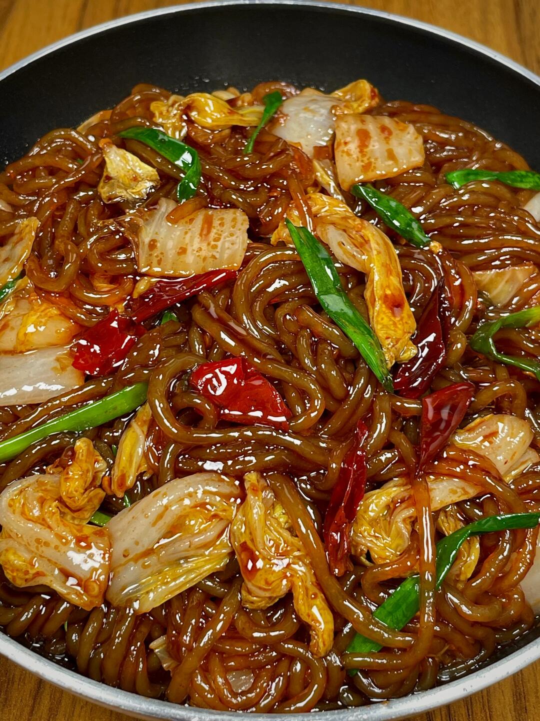 冬天一定要吃这道娃娃菜炖粉条！
热腾腾的粉条吸满汤汁，加上鲜甜可口的娃娃菜，一口