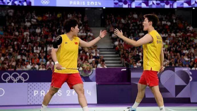 辽宁选手刘圣书羽毛球女双夺银 妈妈鼓励：我非常满意