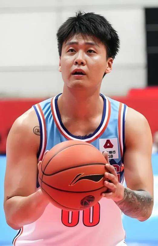 有一说一，关于赵睿怒推裁判，本人有3点看法

1、赵睿戾气太重，这也是为什么广东