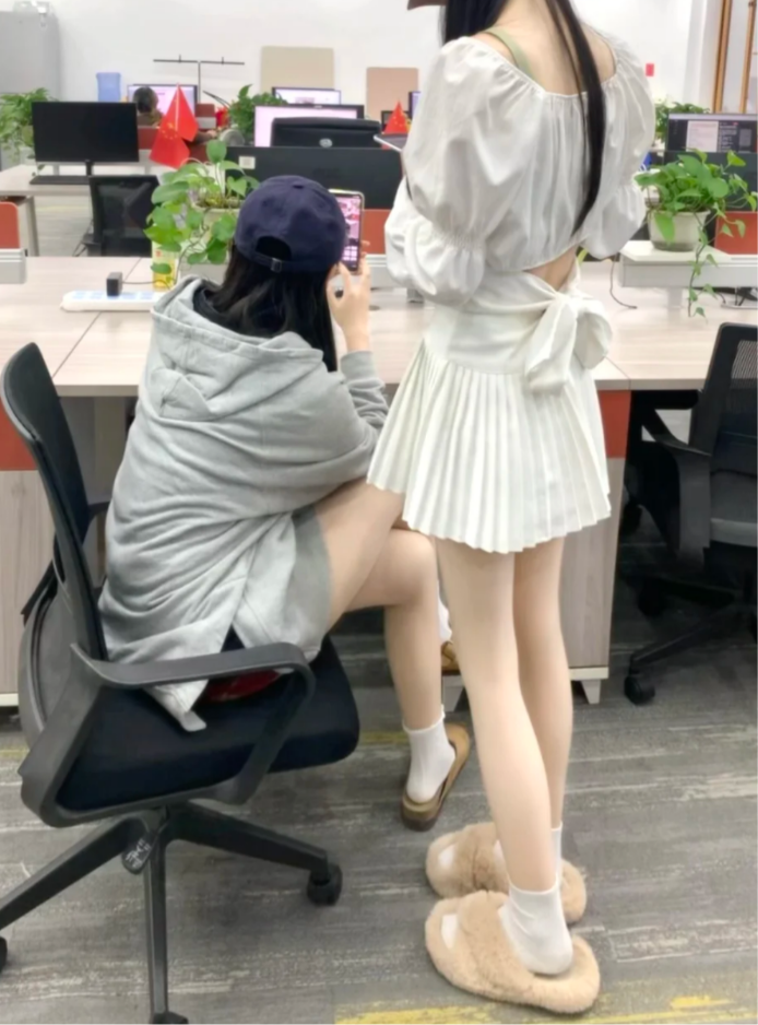 公司同事每天都穿拖鞋到处溜达，这办公室氛围有点松弛啊[笑哭]
