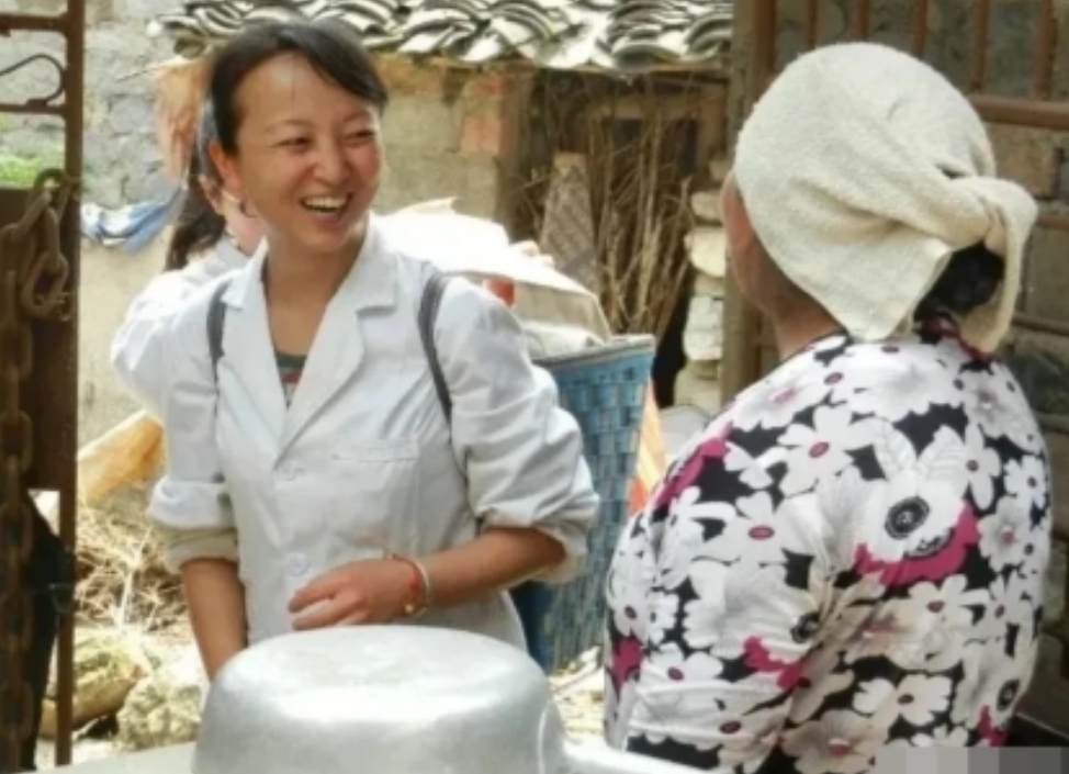2008年6月，一女子为了和丈夫团聚，放弃城里的高薪工作，来到了偏远山村开小诊所