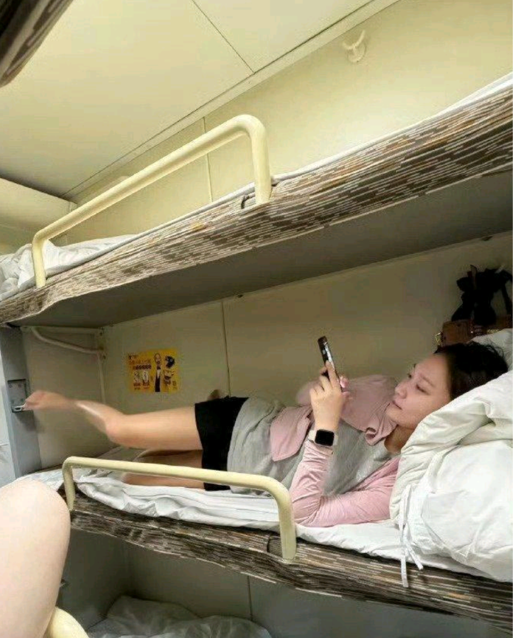 对面中铺是个女生，该怎么办？！哈哈哈哈！[开怀大笑][开怀大笑][开怀大笑][开
