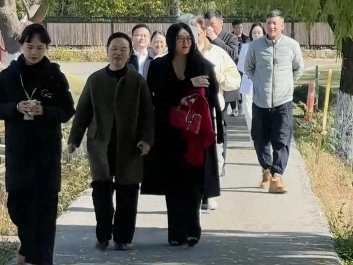 李湘一家三口出游被偶遇！她为什么总那么穿外套？
 
手臂太粗身板太厚实，衣服穿上