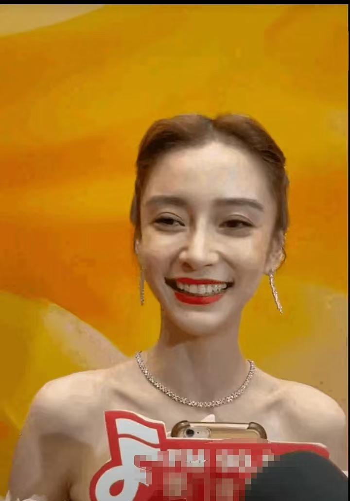 一张脸这么小，大嘴巴都占了半张脸，嘴角咧到后耳根了，都说杨颖美若天仙，可是并不觉