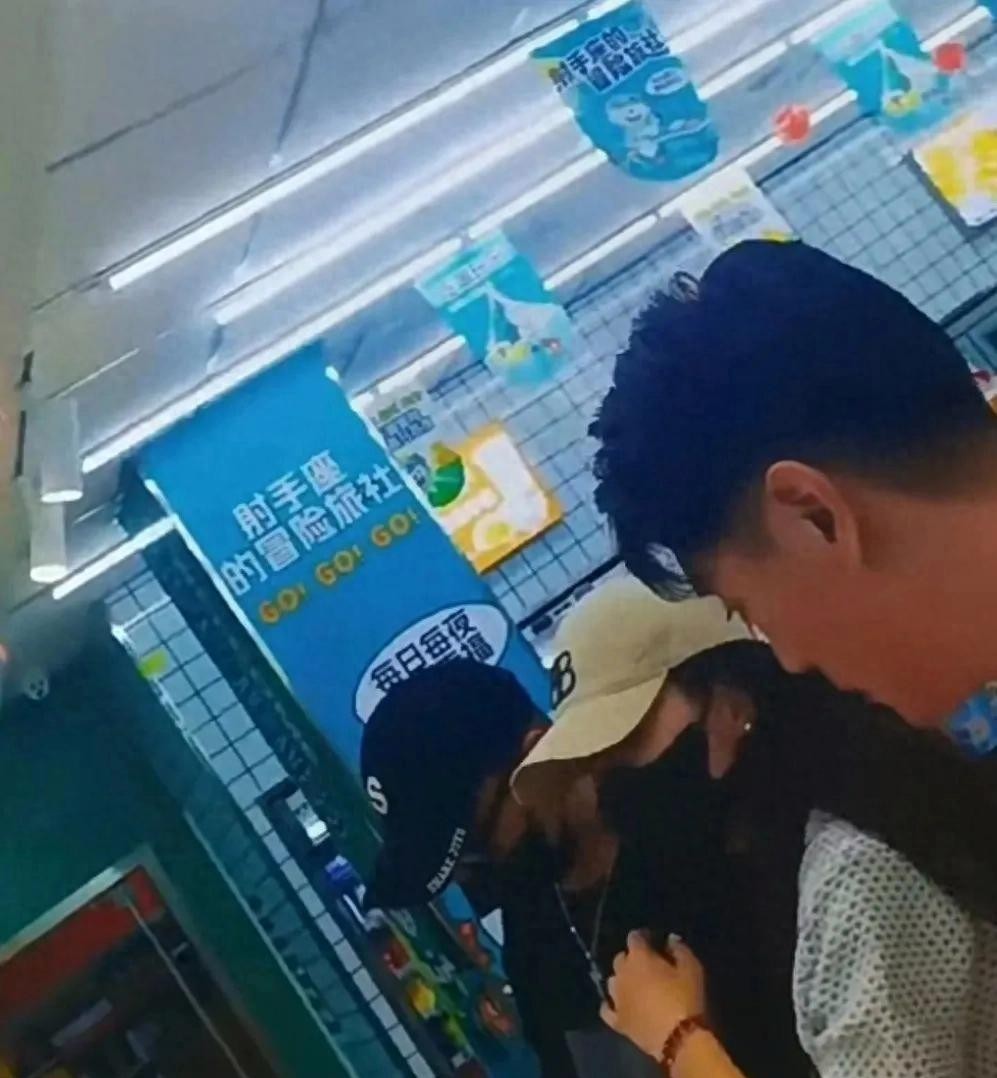 汪峰和小19岁女友逛小卖部，两人穿情侣装如胶似漆，这画面，啧啧啧！

话说这消息