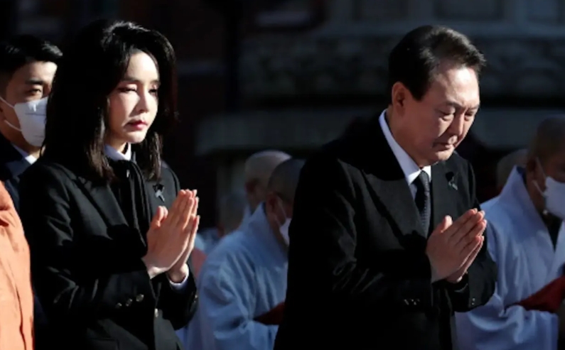 孤家寡人！尹锡锐身边都没有人了，韩国总统办公室室长、首席秘书官都集体辞职，就剩了