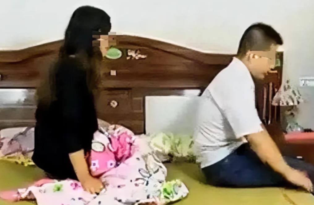 “太狗血！”山东，一女子趁丈夫在2楼熟睡，竟色胆包天，与情人偷偷在1楼翻云覆雨，