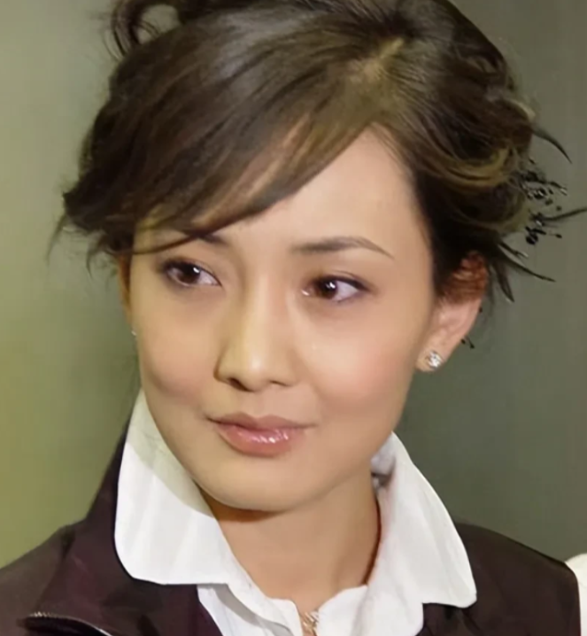 1997年，牛莉与刘亚东结婚，两人的关系修成了正果，一次，牛莉怒气冲冲地问老公刘