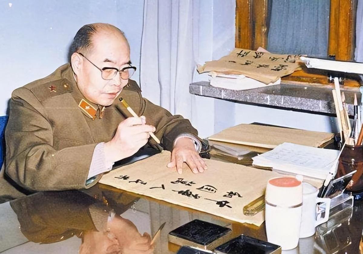 年仅12岁时偷偷报名参军，30年后成长为了开国少将，可不曾想，衣锦还乡之时父亲都