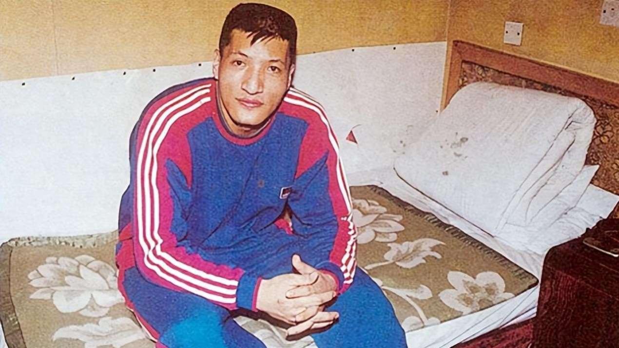 与姚明齐名的巴特尔：娶二婚大10岁的妻子还当继父，如今生活怎样