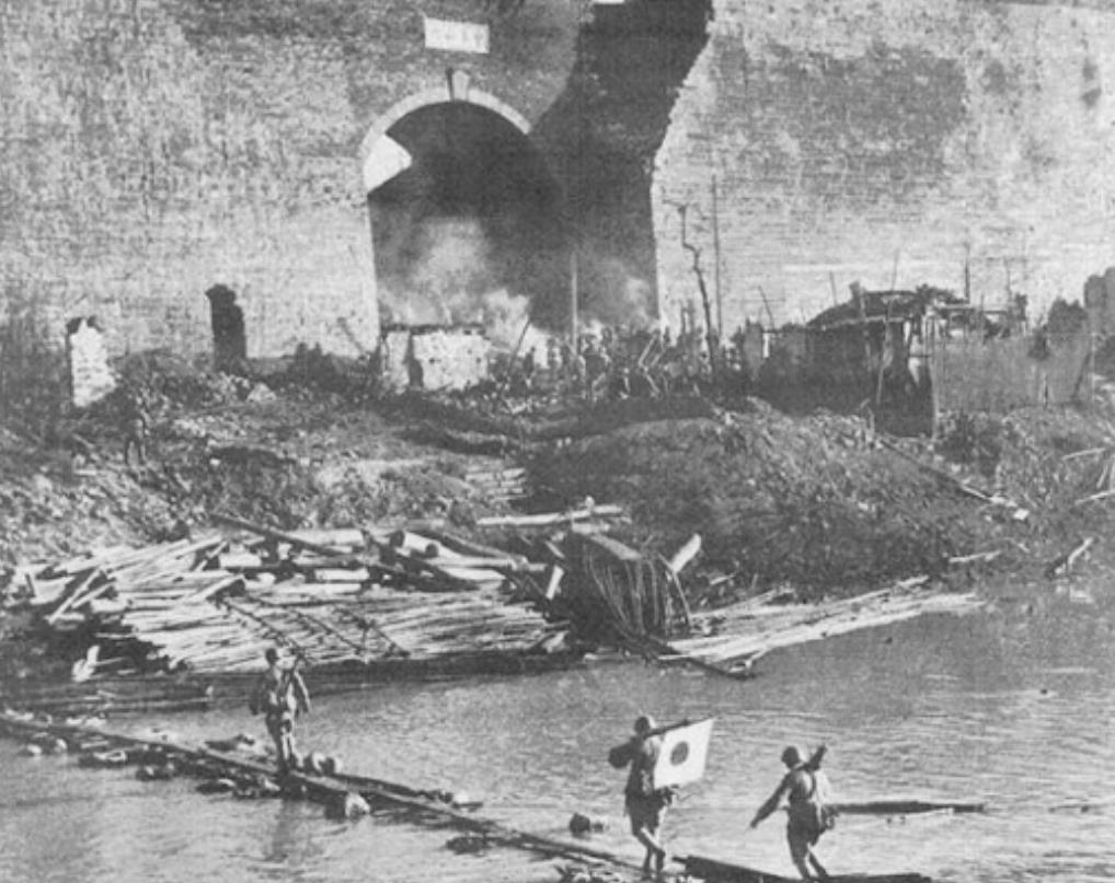 1937年12月，陈德贵趴在死尸堆中，由于脚太冷，动了一下，谁知，恰好被一个日本