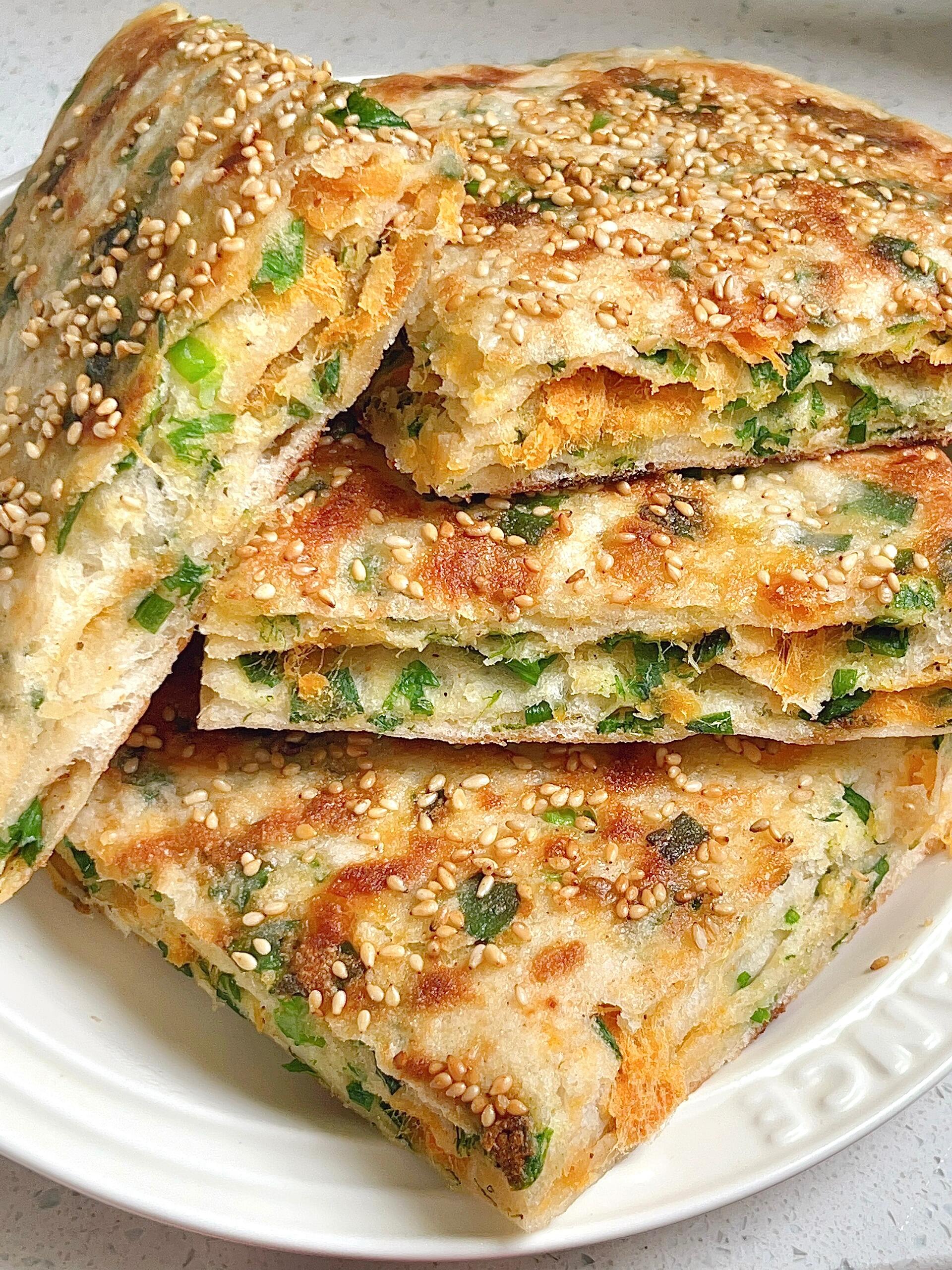 我儿子说这是他吃过最最最最好吃的饼
超级无敌好吃，这个肉松葱花发面饼在我心目中封