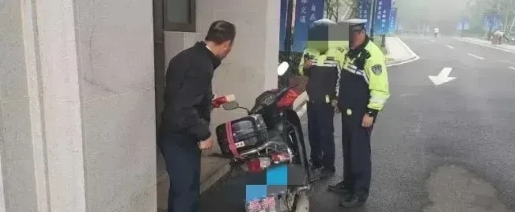 福建龙岩，一男子骑报废的摩托车上路，被交警查获。交警对其处以600元罚款，并吊销