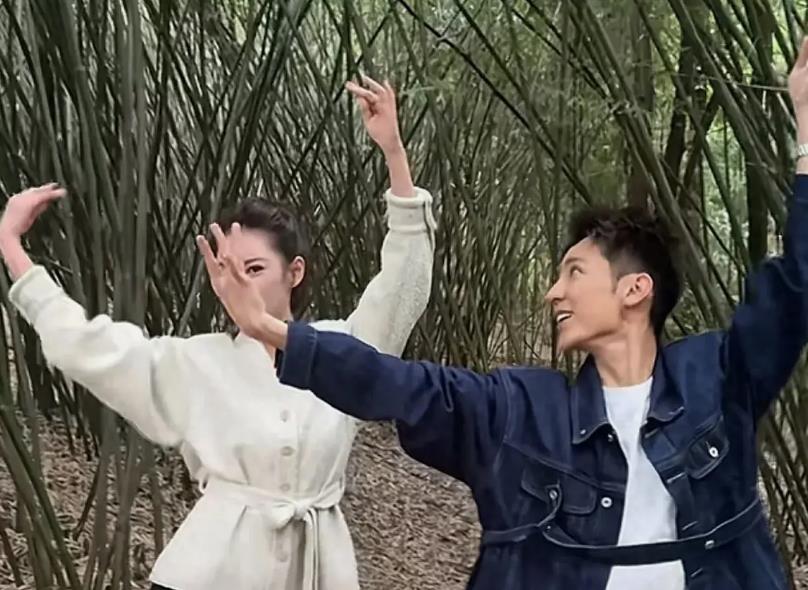 马筱梅和主播乐乐共舞。乐乐动作优雅大气，小梅也很棒！乐乐也是宝藏男孩哦，老板要好