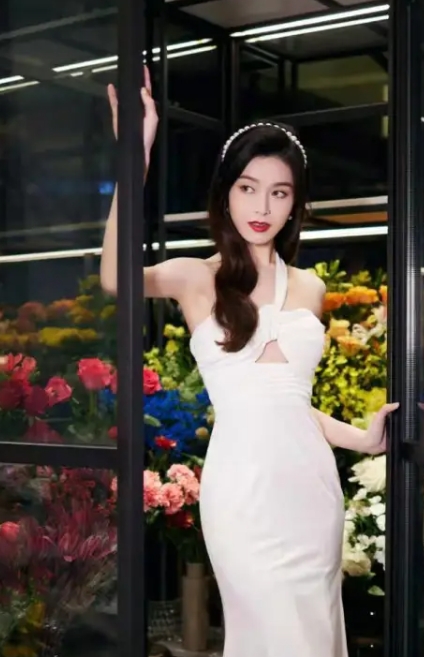 文咏珊露肩抹胸白色高跟美脚